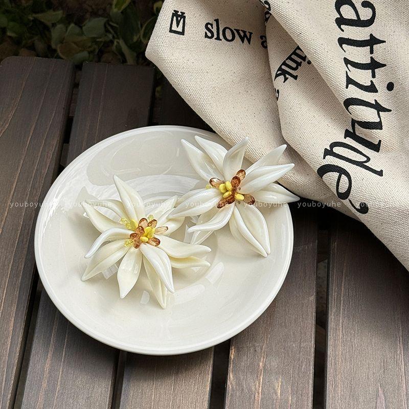 

Серьги-пусеты с объемными крупными цветами в отпускном стиле, женские, лето 2025, новинка, элегантные серьги, уникальный дизайн Rice white big flower earrings-Silver Needle