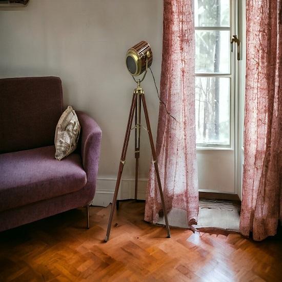 

Напольный светильник ручной работы в промышленном стиле с деревянным штативом | Коллекционный дом | Studio Spotlight Spotlight