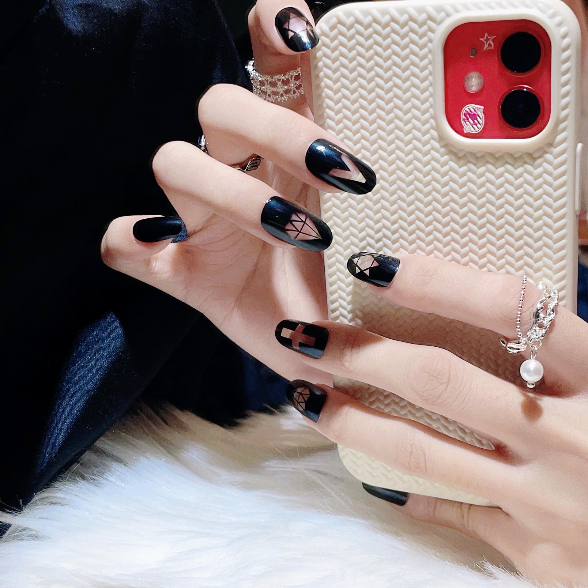 

Spicy Girl V-Shaped Diamond Dark Style Removable False Nails with Whitening Finish