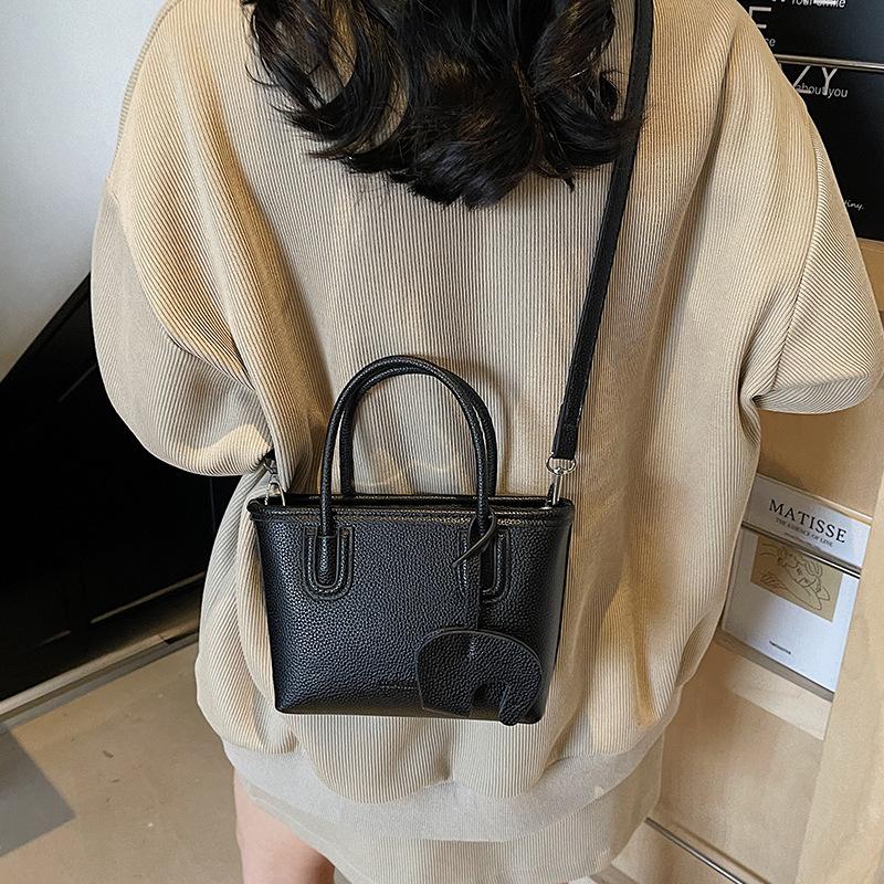 Fashion Retro Bucket Bag Women's Korean Version of Simple Casual Shoulder Bag 2025 New Niche Design Portable Messenger Bag