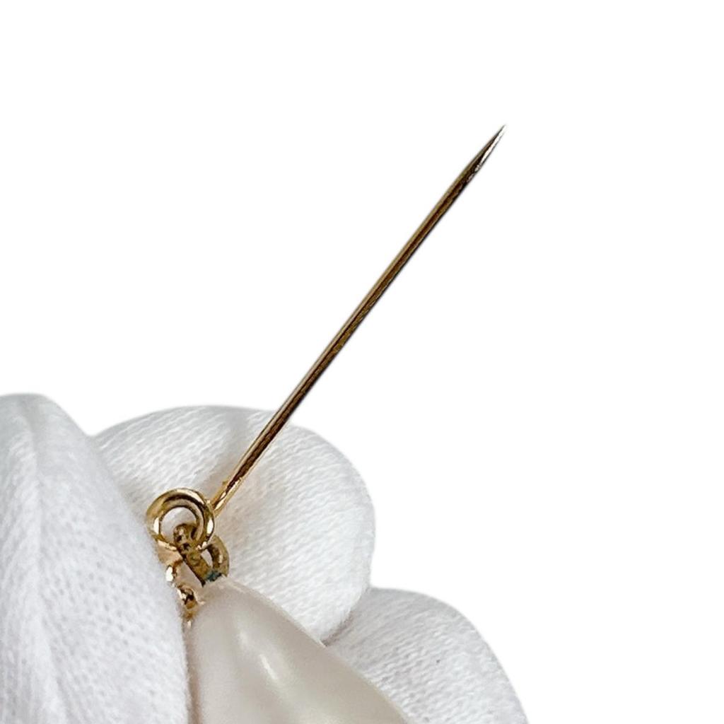 Chanel Brož se zlatým plátováním ve tvaru jetelového listu se sladkovodní perlou, pro ženy, použitá