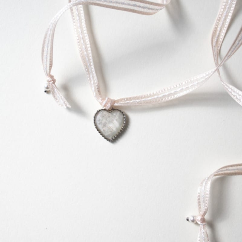 MERRYMOTIVE Pearly Heart and Ribbon String Necklace