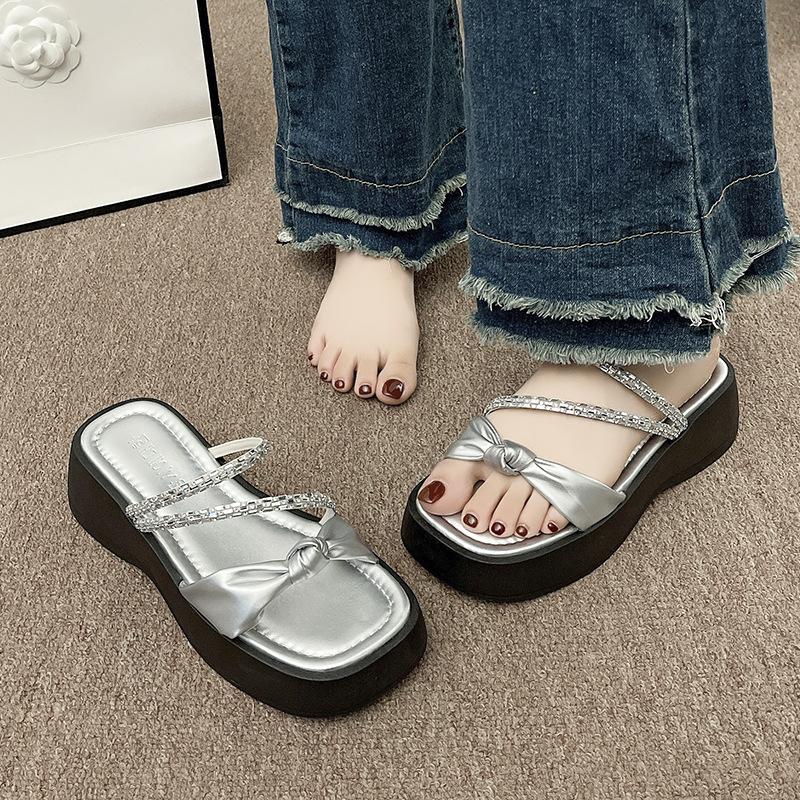 Schöne Hausschuhe Damen Sommerbekleidung Mode und High-End-Sinn neues Temperament Strass dicksohlige Strand coole Hausschuhe