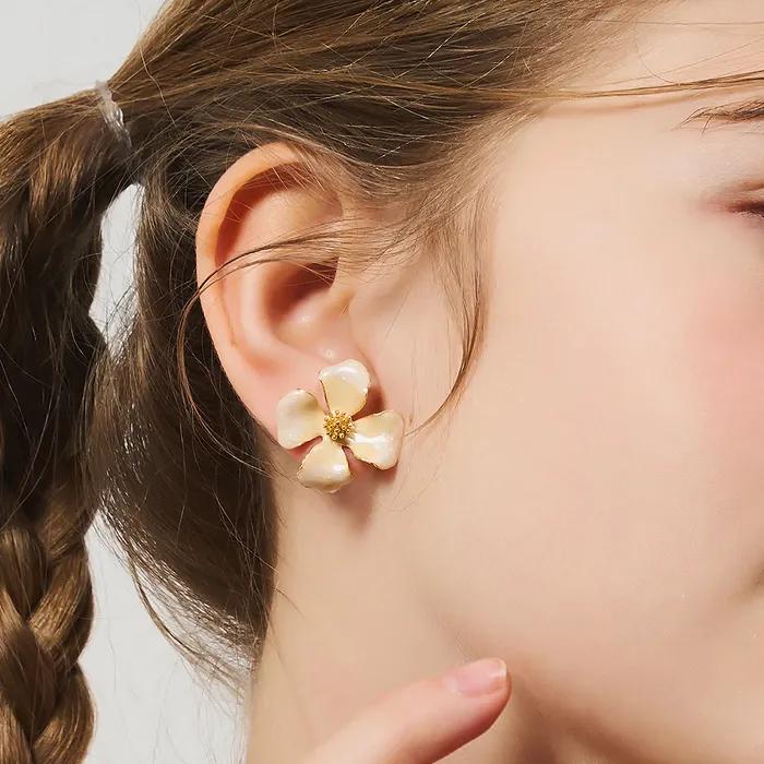 Emma Dainty flower earrings