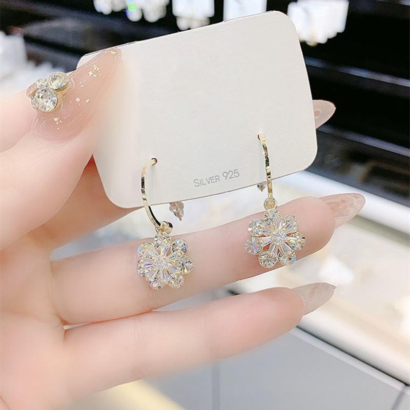 High End, Super Sparkling Earrings, Earrings, Feminine Style, Fashionable Flower Earrings, Small Earrings with A Stylish Design, Earrings