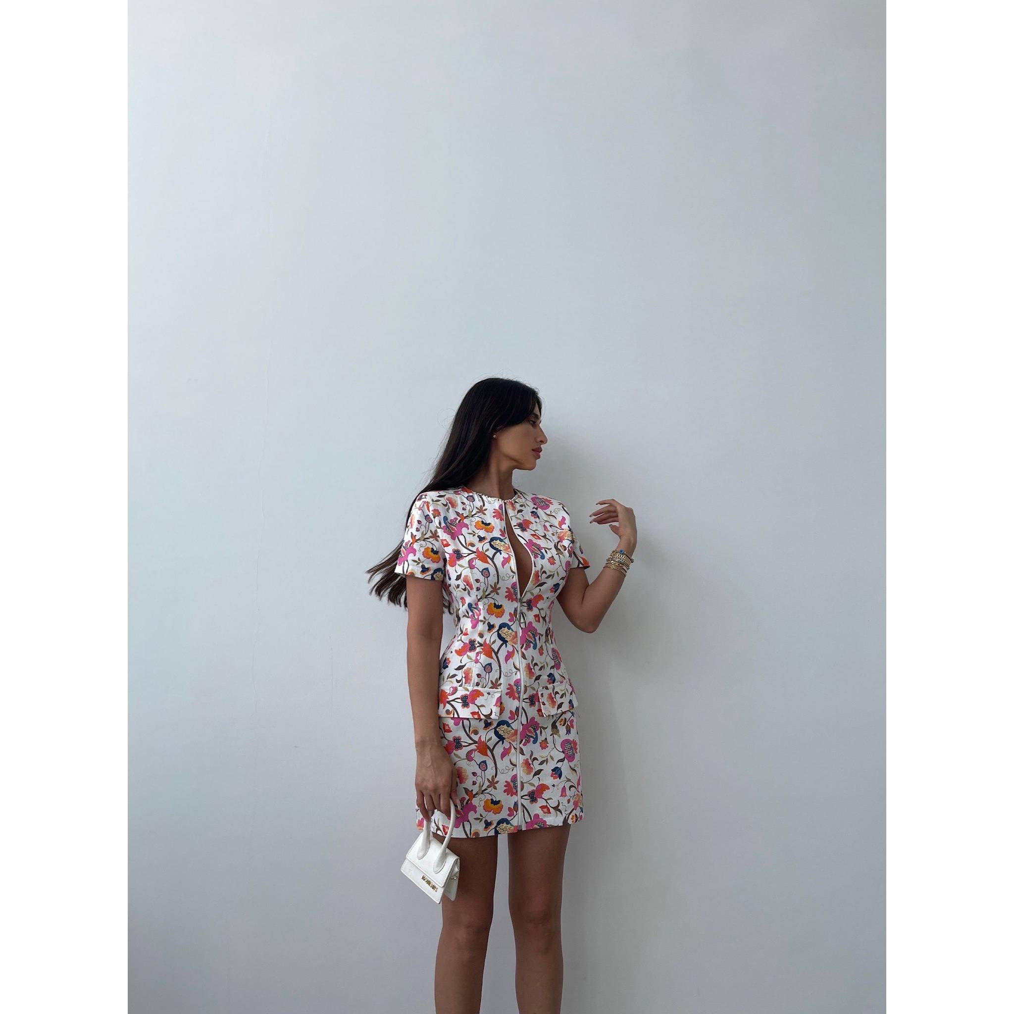 

Женский стиль, модное мини-платье из габардина с короткими рукавами и круглым вырезом с цветочным принтом и низким вырезом