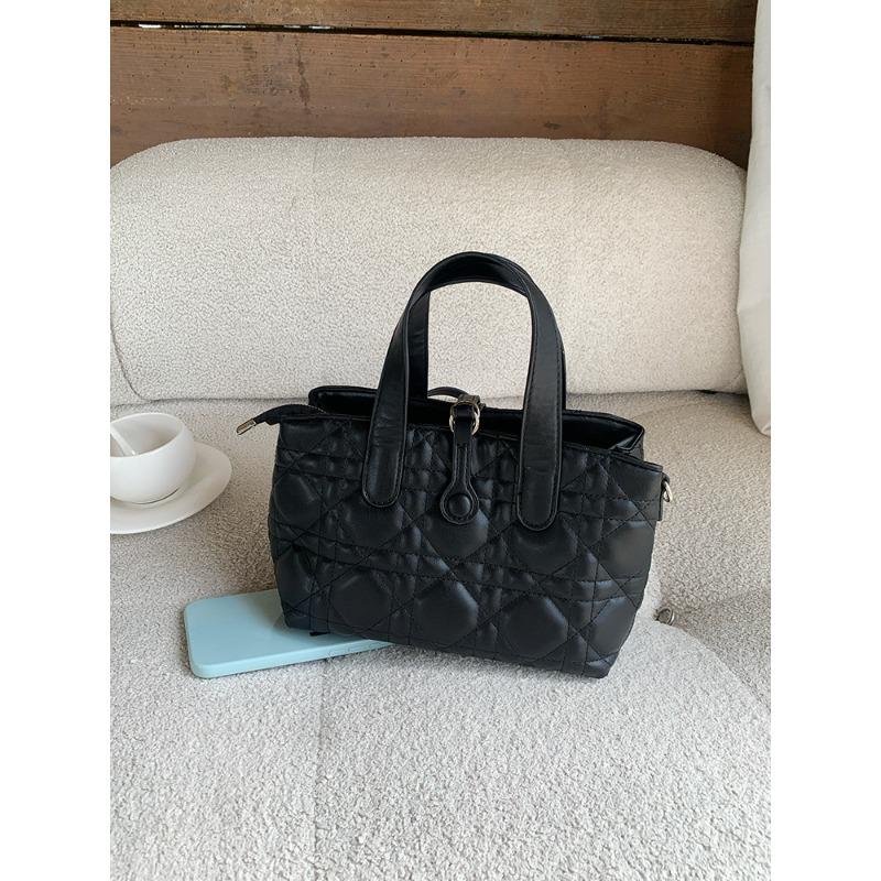 

Эта изысканная квадратная маленькая сумочка — универсальная и модная сумка кросс-боди для женщин. чёрный