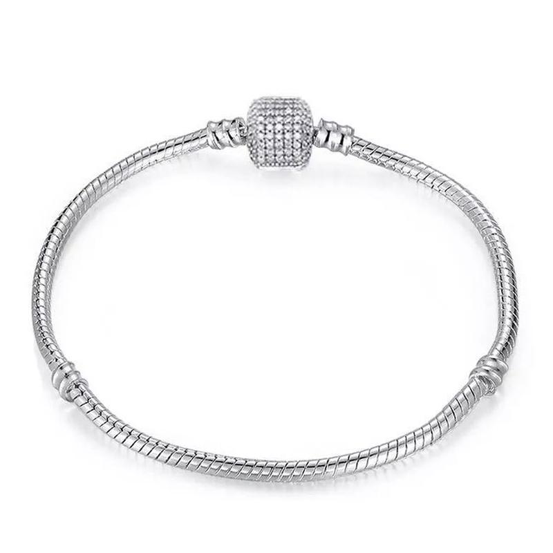 Eenvoudig zelf te maken slangenkettingarmband met Europese bedeltjes, een modieuze sieradenstijl voor dames, zoals die van Mary Poppins.