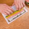 Japonská sushi rolka - bílý plastový nástroj na rolování rýže z mořských řas