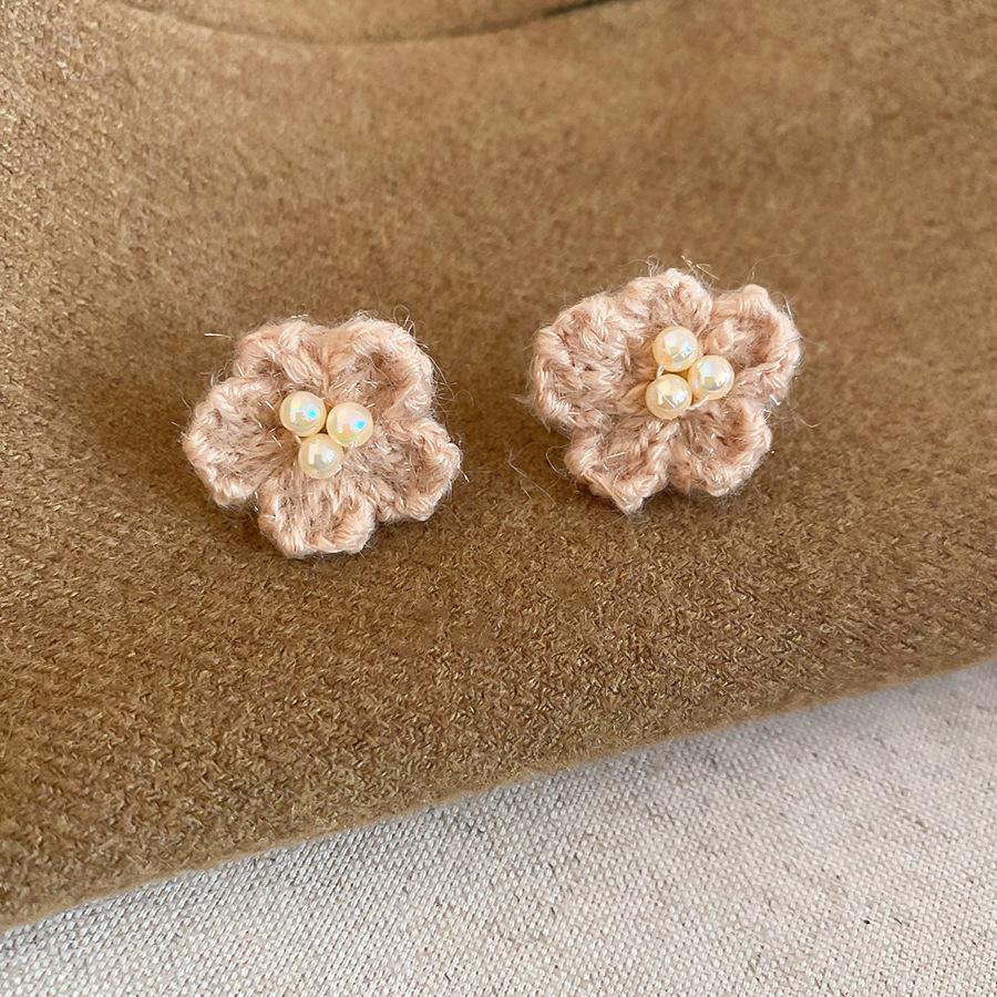 Knitted flower stud earrings retro and elegant daily commute versatile autumn and winter earrings light luxury earrings women