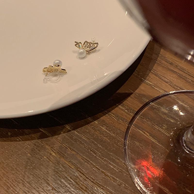 

Серьги-пусеты с жемчугом и бабочками: Трендовые украшения для ушей без прокола 2024