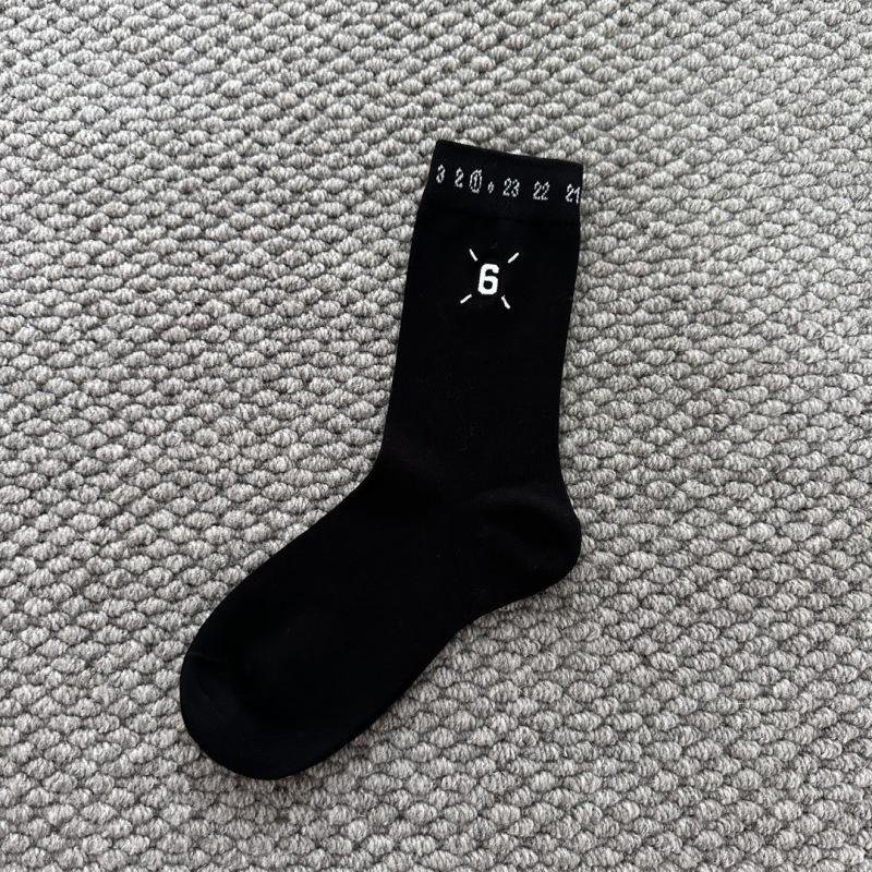 

Simple and Trendy Men s and Women s Mid-calf Socks, Black and White Number 6 Embroidered Fashionable Pure Cotton Socks 1 pair чорний