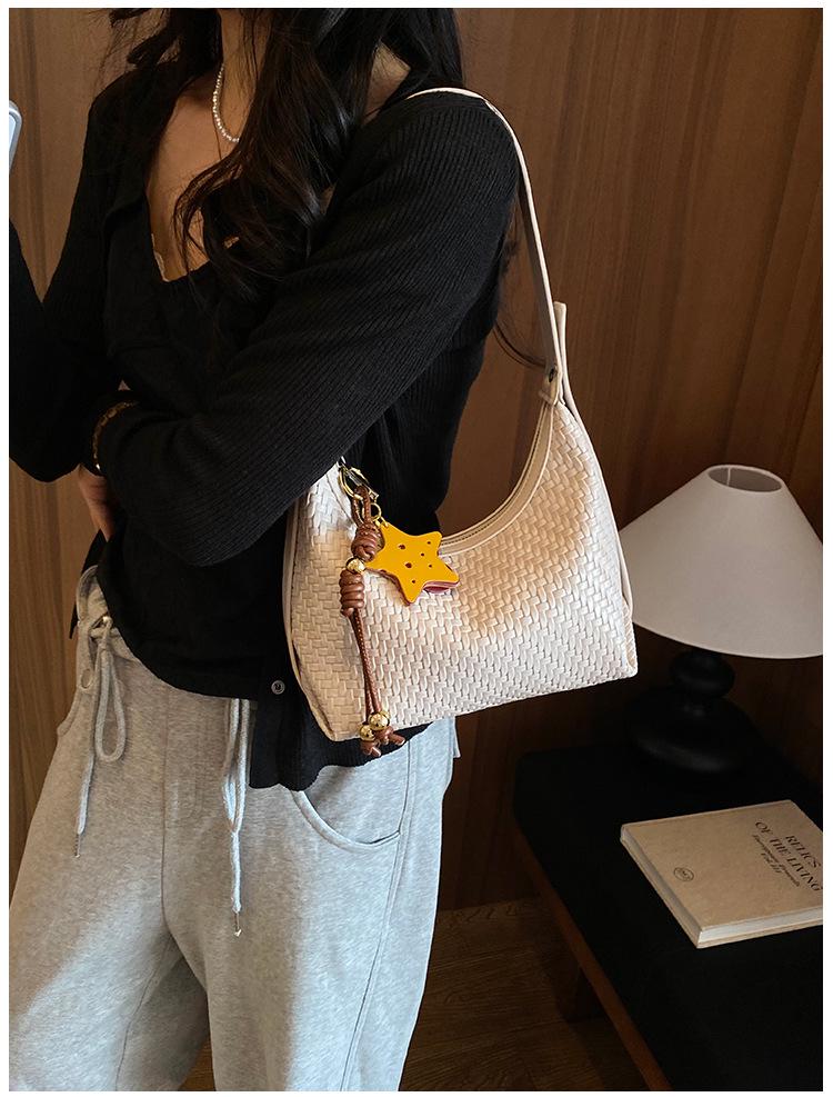 2026 Stylish Woven Dumpling Bag: Large-Capacity Women's Shoulder Handbag