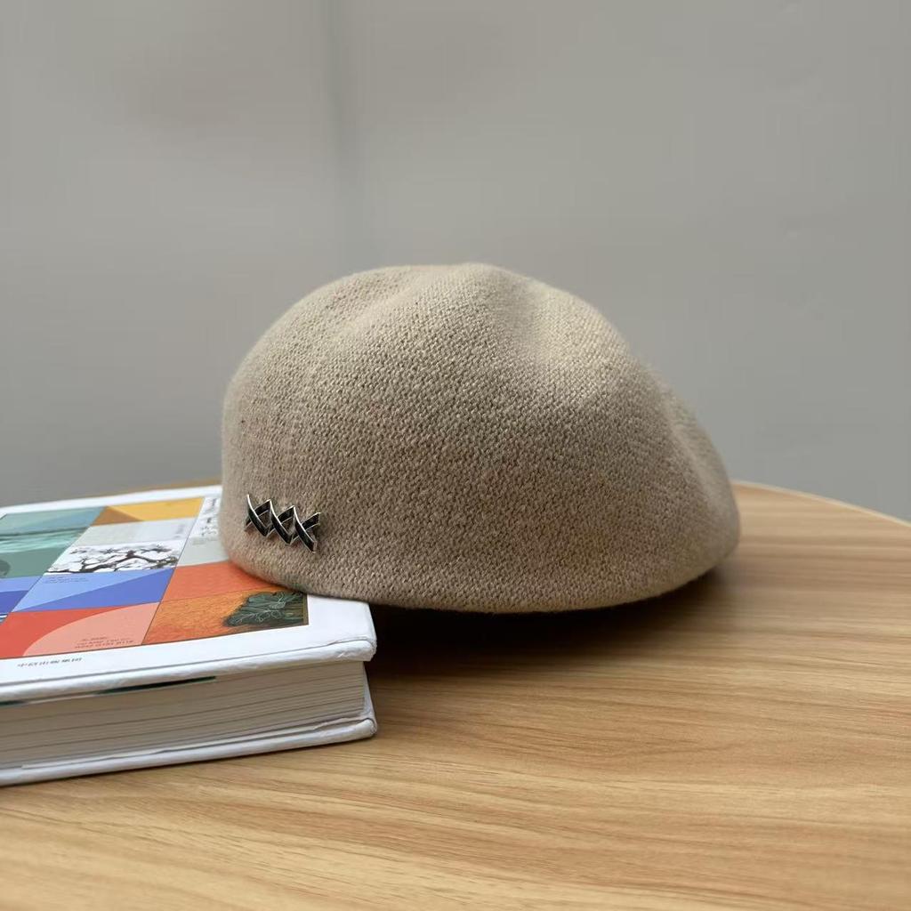 Korean Style Autumn/Winter Metal Label Reversible Beret for Women - Fashionable, Face-Slimming Newsboy Hat for Large Head Circumference