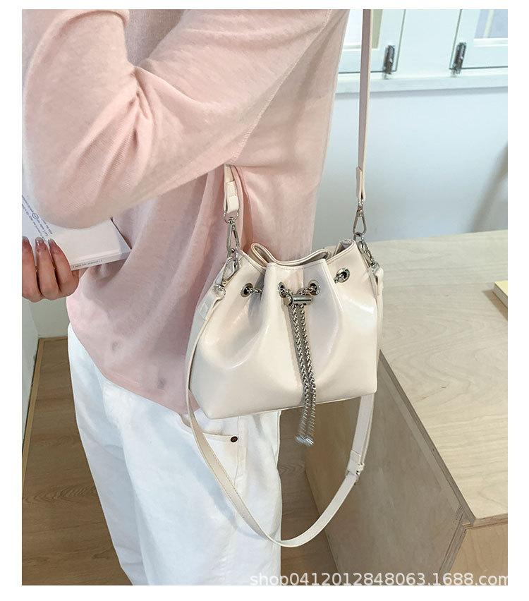 2025 new niche design bucket bag personality atmosphere fashion high value simple oily shoulder messenger bag