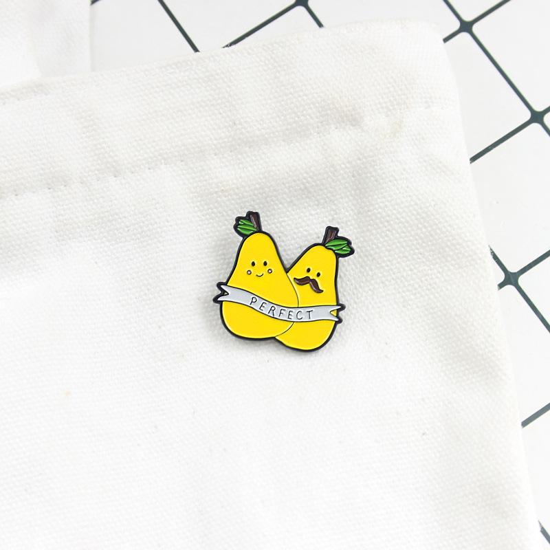 Cute Cartoon Couple Pear Hug Brooch - Trendy Love Badge