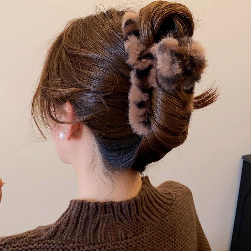 1pc Plush Leopard Print Claw Clip, Exquisite Rear Scalp Hairdressing Shark Clip, Large Size Hairip for Thick Hair.