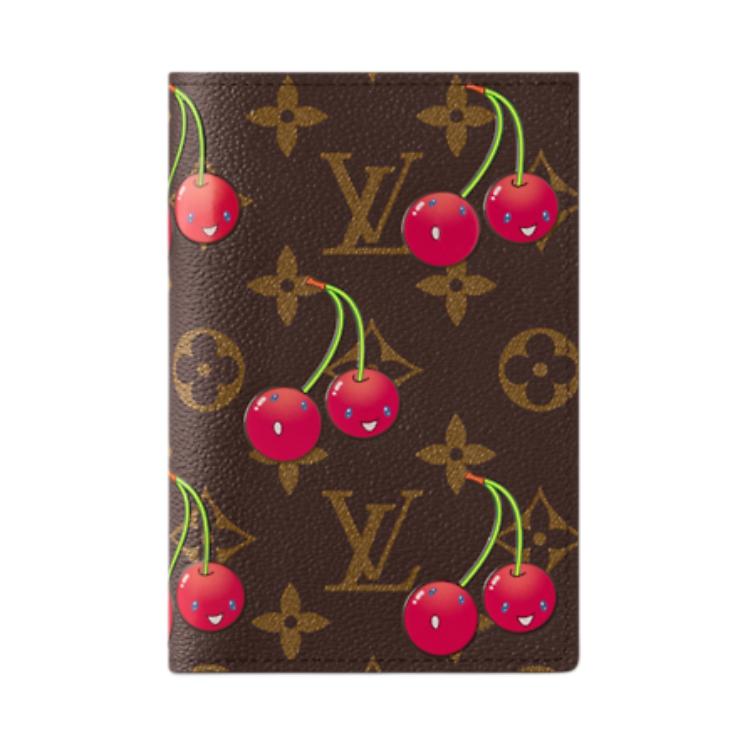 

Louis Vuitton X Takashi Murakami Monogram Cherry Покритий Канвас Тримач для Паспорта Жіночі Аксесуари Коричневий M13424 Gift Set(Basic Set+Box+Shopping Bag)