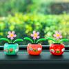 Sommerlich schwingende Blumenauto-Figur, Solarbetriebene schwingende Sonnenblumen-Auto-Dekoration für das Armaturenbrett einer Fahrerin.