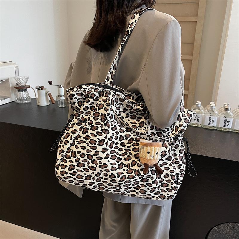 Leopard print canvas bag women's large-capacity tote bag 2025 new mommy bag portable commuter bag trendy versatile shoulder bag