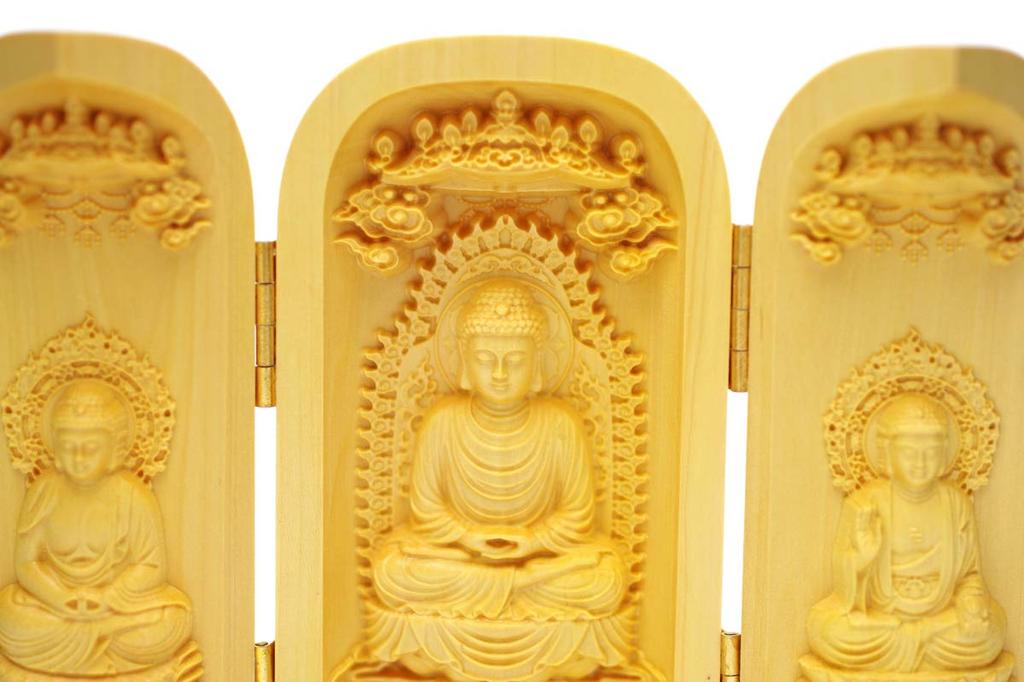 Dieser natürliche Buchsbaum (Tsuge) Buddhistische Triade zeigt drei Buddha-Figuren: Shaka Nyorai, Amitabha Nyorai und Yakushi Nyorai. Ungefähr 10cm