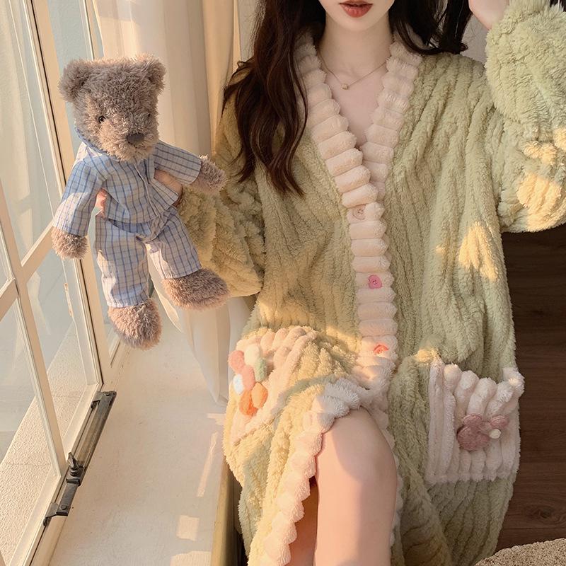 Damen Winter 2024 Erdbeer Korallenfleece Pyjama und Nachthemd