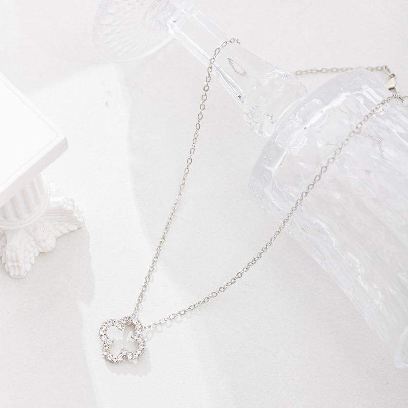Four-leaf clover necklace, new alloy jewelry, niche high-end feeling, diamond-encrusted neck chain, pendant, female collarbone chain.