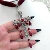 Großer Kreuz-Choker, Roter Gothic-Choker, Gotisches Kreuz, Samt-Choker mit Goth-Kreuz, Roter Samt-Choker mit Kreuz, Samt-Kreuz-Choker,