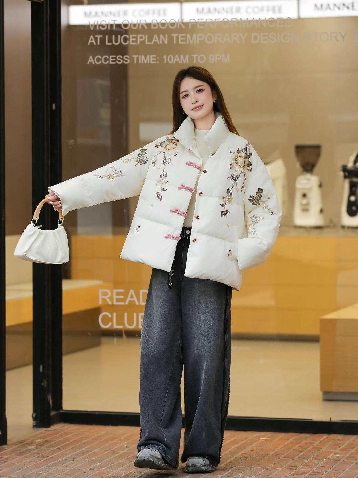 

Женский зимний этнический пуховик 2025 года с вышивкой - стойка, застежка-пуговица «лягушка», пух белой утки, свободный крой XL (Up to 170 lbs)