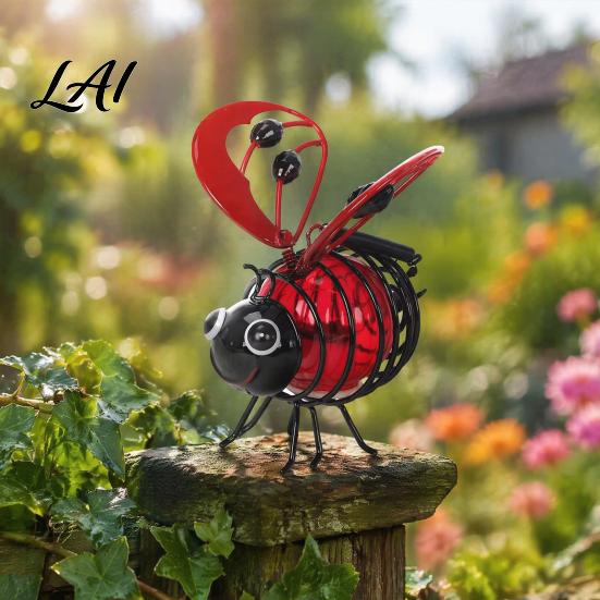 Kreatywne Ozdoby Pszczoły do Ogrodu Lampa Solarna Zewnętrzna Lampion Metalowy Zasilany Energią Słoneczną Wodoodporny Rustykalny Lampion Patio Wisząca Lampa Podwórko Ganek Balkon