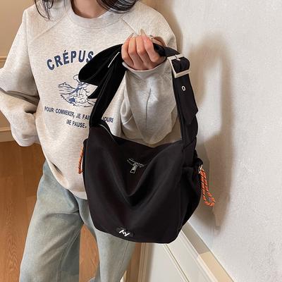 Literary and Simple Solid Color Fashion Messenger Bag Women's 2025 Early Spring Large-capacity Trendy Brand Casual Shoulder Dumpling Bag