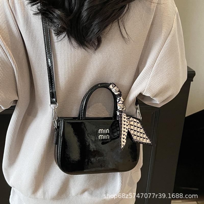 2025 new fashion this year, hand-held small bag female cute simple hand-to-hand shoulder crossbody bag small square bag trendy