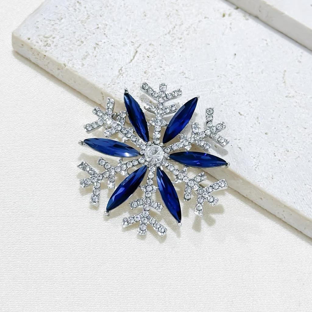 Exquisite Women‘s Brooch Crystal Snowflake Lapel Pins for Men Blue Rhinestone Suit Clothes Badge Luxury Jewelry Accessories