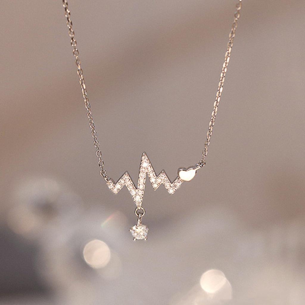 Collana minimalista da donna per clavicola con ciondolo a forma di cuore con battito cardiaco ECG interamente pavimentato con zirconi cubici rotondi a goccia