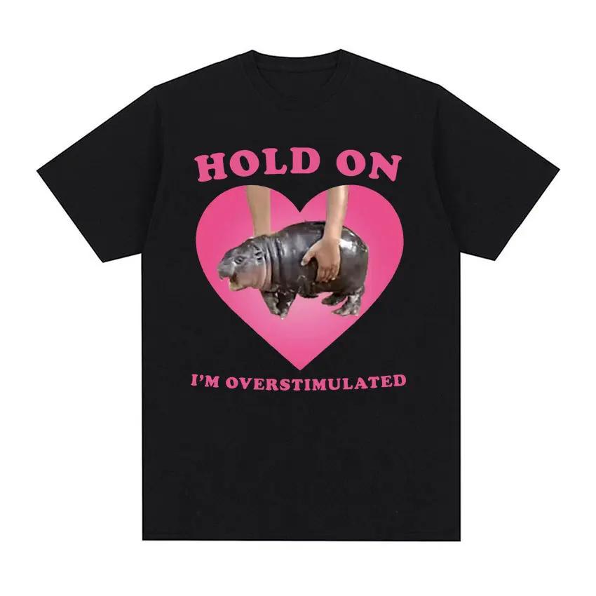 Moo Deng Hold on I m Overstimulated Pink Heart Baby Hippo Funny Meme T Shirt Men Women Vintage Harajuku T-shirt 4XL