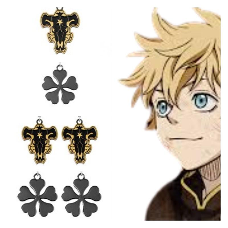 Stilvolles Black Clover Halsketten- und Ohrring-Set mit Stier-Magierritter-Emblem für Damen und Herren