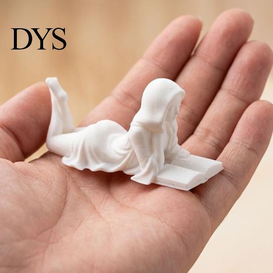 Elegante Wohnkultur Akzente Lesendes Mädchen Figur, 3D Gedruckt Auf Dem Bauch Liegend Künstlerische Schreibtischdekoration Skulptur, Frauenstatue für Büro