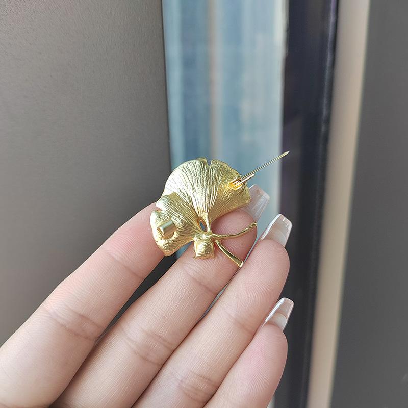 Eleganti spille color oro a forma di foglia di ginkgo per abiti da donna, per feste di nozze, spille in metallo con strass e perle, gioielli di moda.