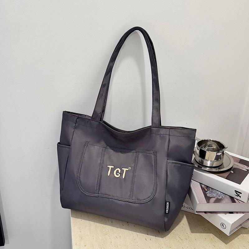 

Lightweight and fashionable women s tote bag niche design outdoor travel handbag new solid color shoulder women s bag