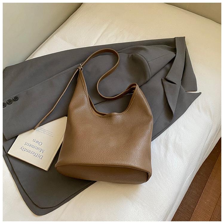 Simple bucket bag 2025 autumn new fashion trendy women's commuting temperament portable Korean version shoulder messenger bag
