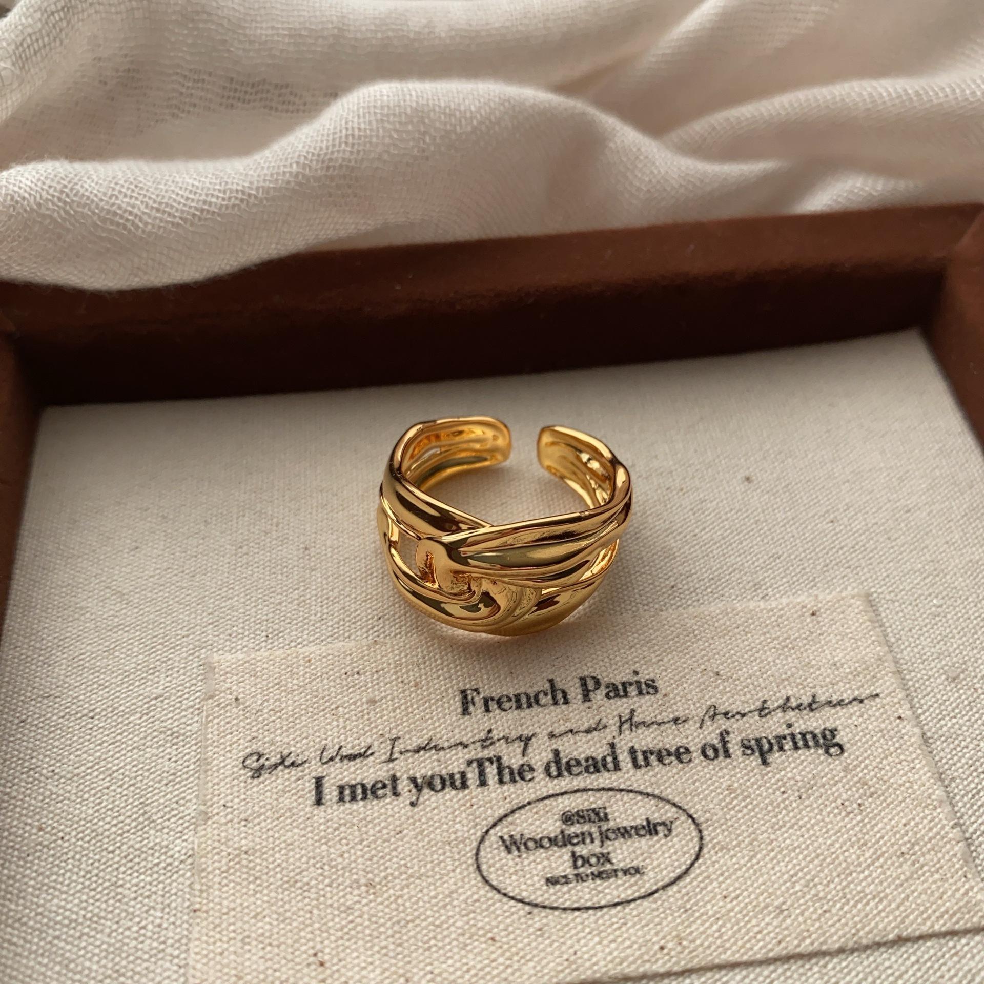 

Classic Bow Geometric Hollow Gold Cold Ring Three-Dimensional French Light Luxury Niche Design Sense Commuter Ring