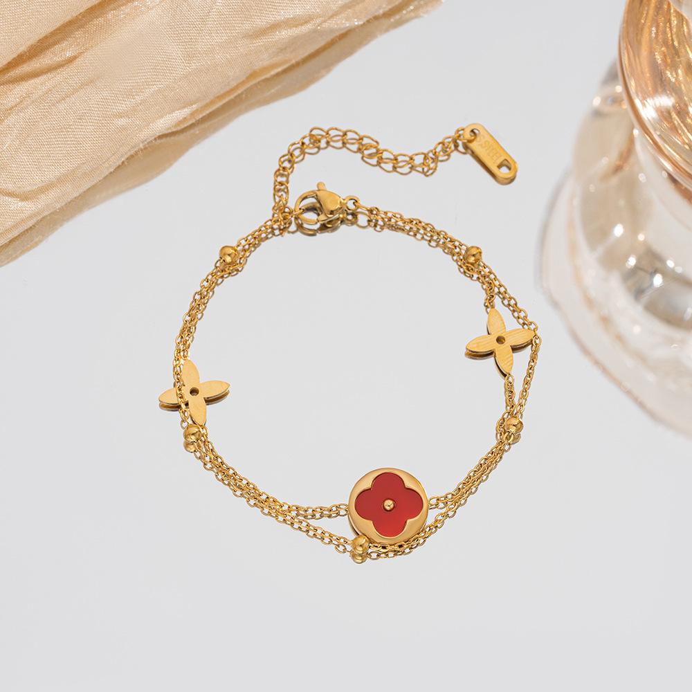 

Браслет из титановой стали с четырехлистным клевером, с ощущением легкой роскоши и высокого класса, женское простое и не тускнеющее ручное украшение красный