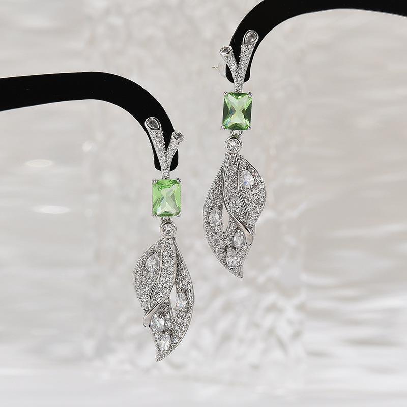 

Модные легкие роскошные серьги из микро-инкрустированного циркония в форме листа, высокочувственный темперамент, универсальные серьги для женщин зелёный