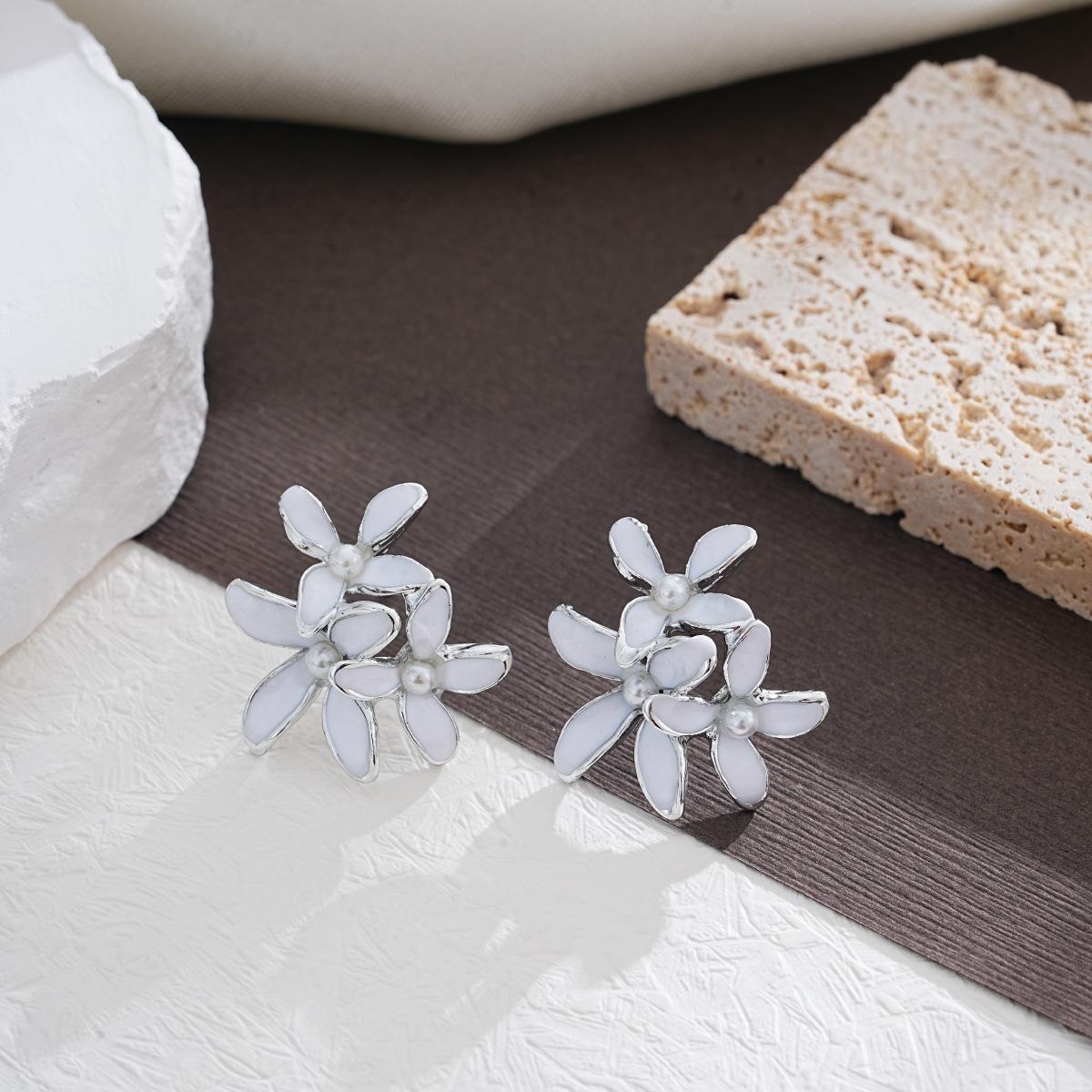 French Retro Pearl Flower Metal Stud Earrings - Elegant & Versatile Jewelry for Women белый