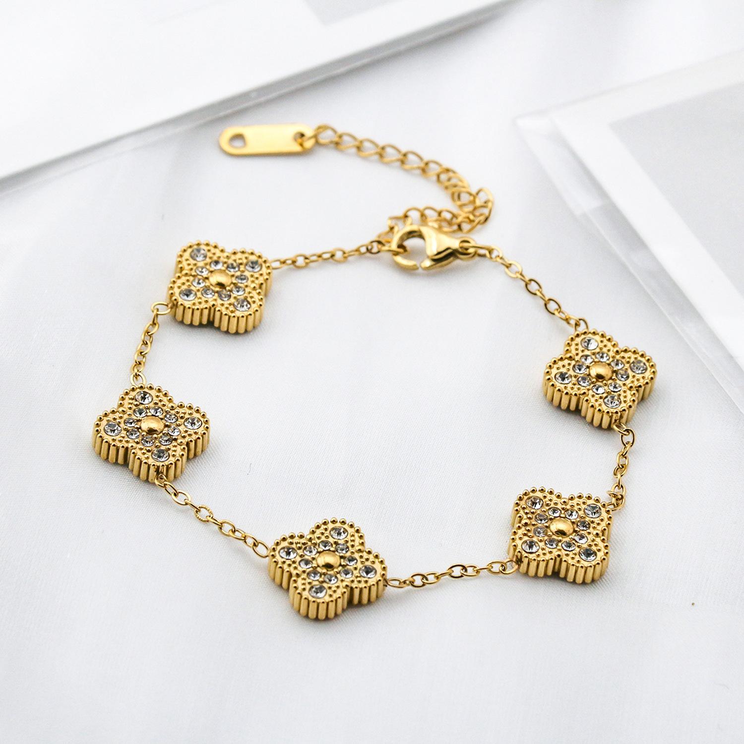 

Двусторонний браслет с невыцветающим клевером из цельных бриллиантов 18 карат золотой