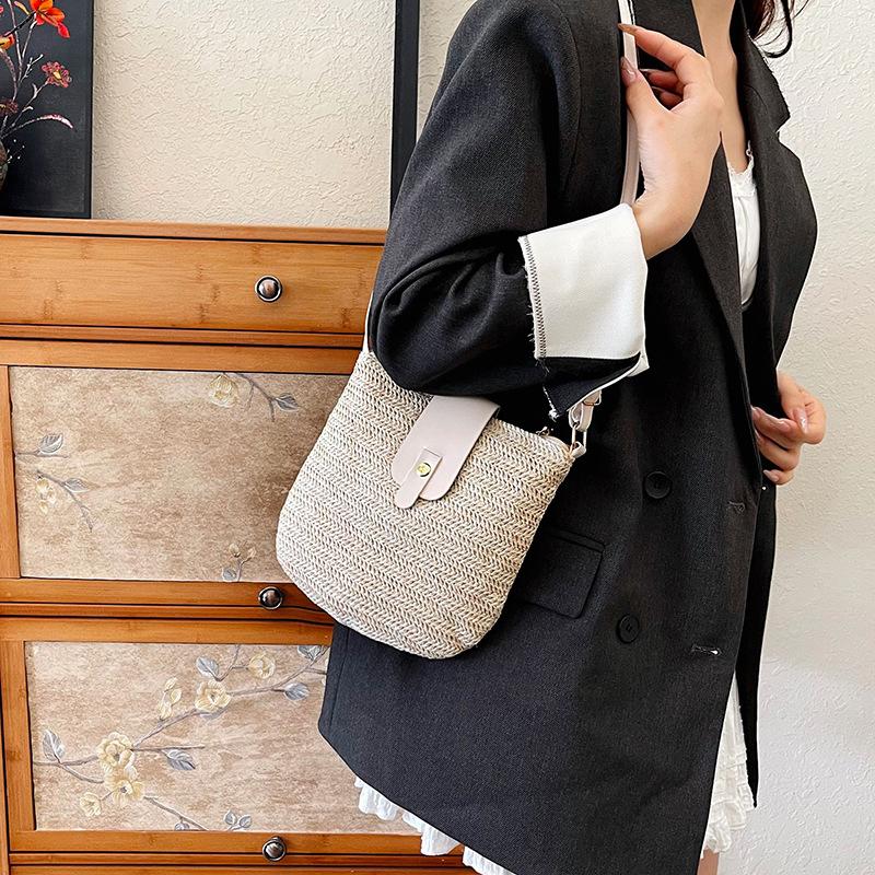 Women Messenger Bags Woven Summer Top-Handle Bags Handmade Fashion Holiday Casual Simple Saddle Lady Straw Bag AVE