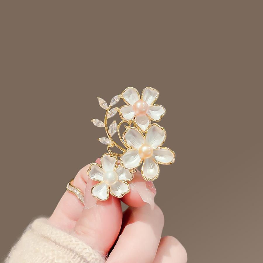 Elegant Pearl Brooch - High-End Minimalist Clothing Accessory
