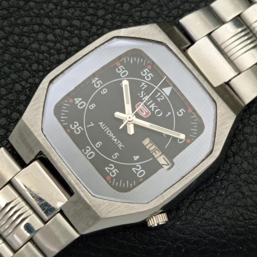 ORIGINÁLNÍ VINTAGE SEIKO 5 AUTOMATIC JAPAN 7009A PÁNSKÉ HODINKY S ČERNÝM CIFERNÍKEM a702468-5 R124-a702468