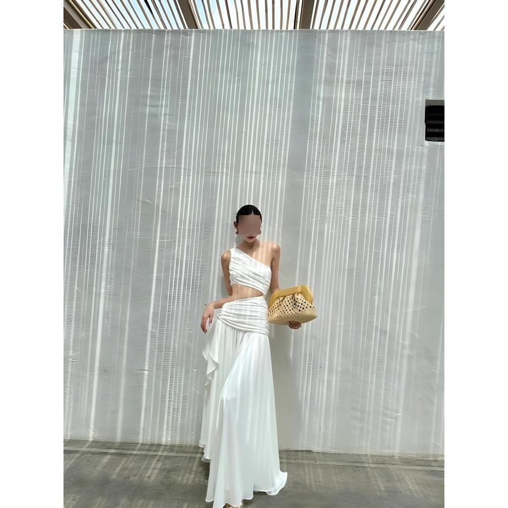 Niche cold white slanted shoulder waist dress women's seaside vacation atmosphere super fairy dress
