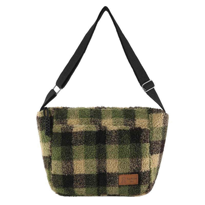 

Internet celebrity large-capacity fashion leisure bag 2025 early spring new foreign style shoulder messenger bag this year popular Korean version зелёный